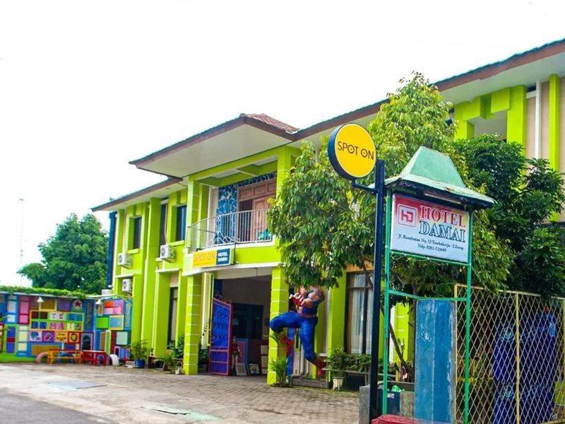 The Paragon Hotel Cilacap Redpartner מראה חיצוני תמונה